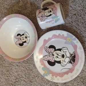 Minnie Mouse "Bows" dinner ware set.